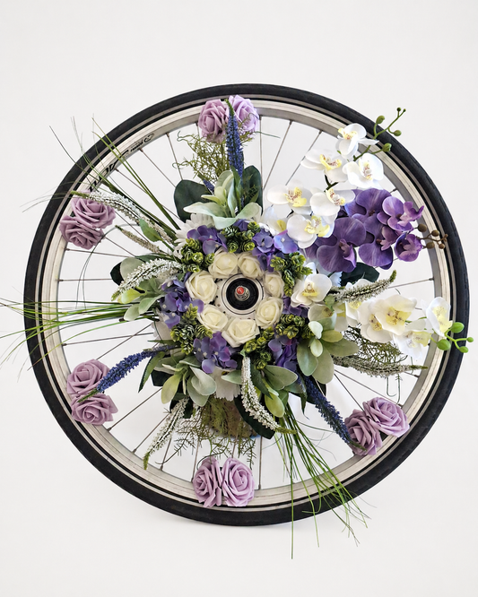 Fietswiel met lila bloemen