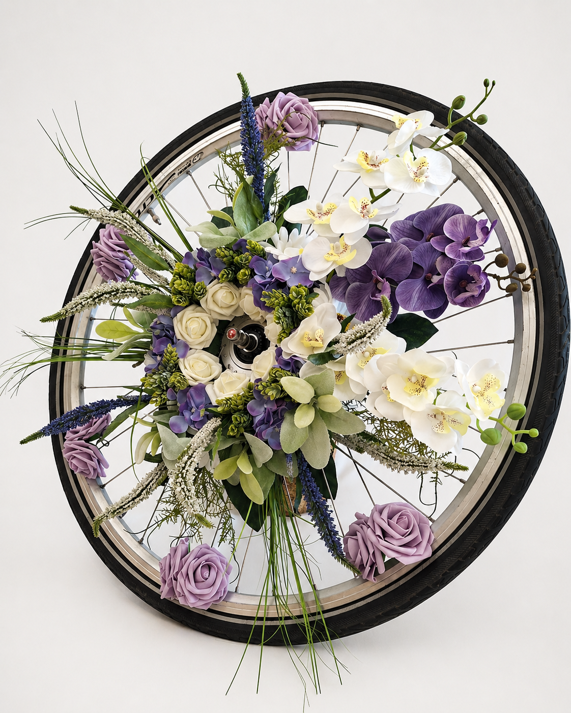 fietswiel met rouwbloemen erin