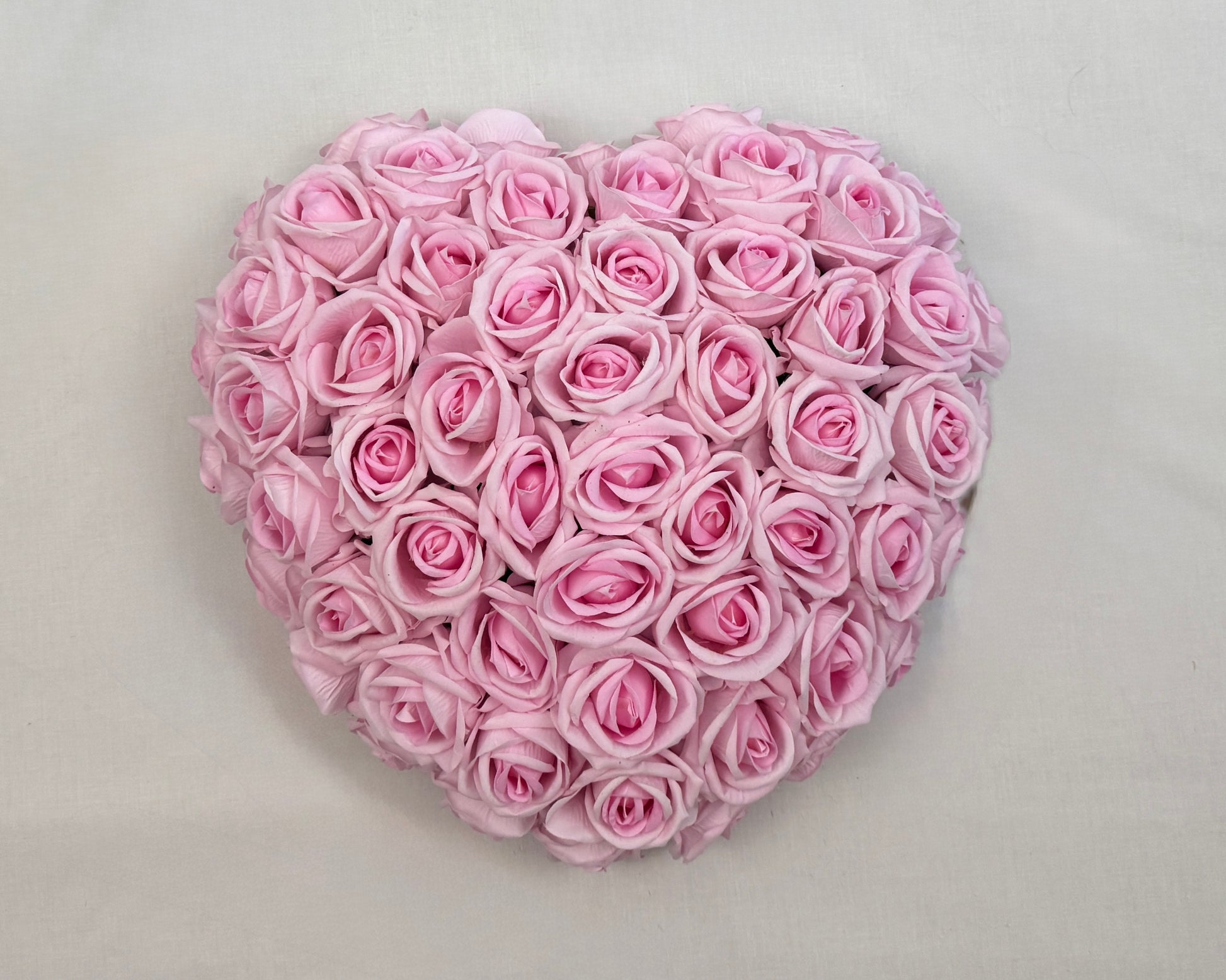 Rouwhart van roze rozen