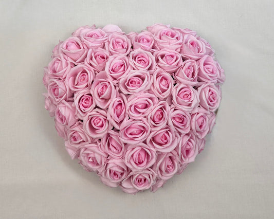Rouwhart van roze rozen