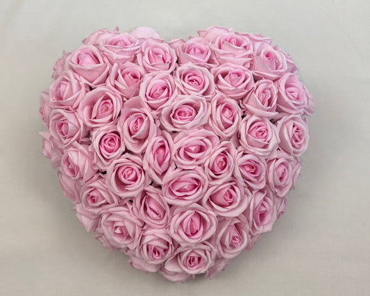 Rouwhart van roze rozen