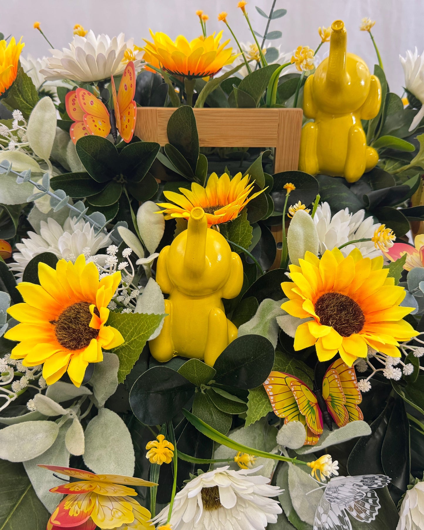 Olifantjes in geel bloemstuk