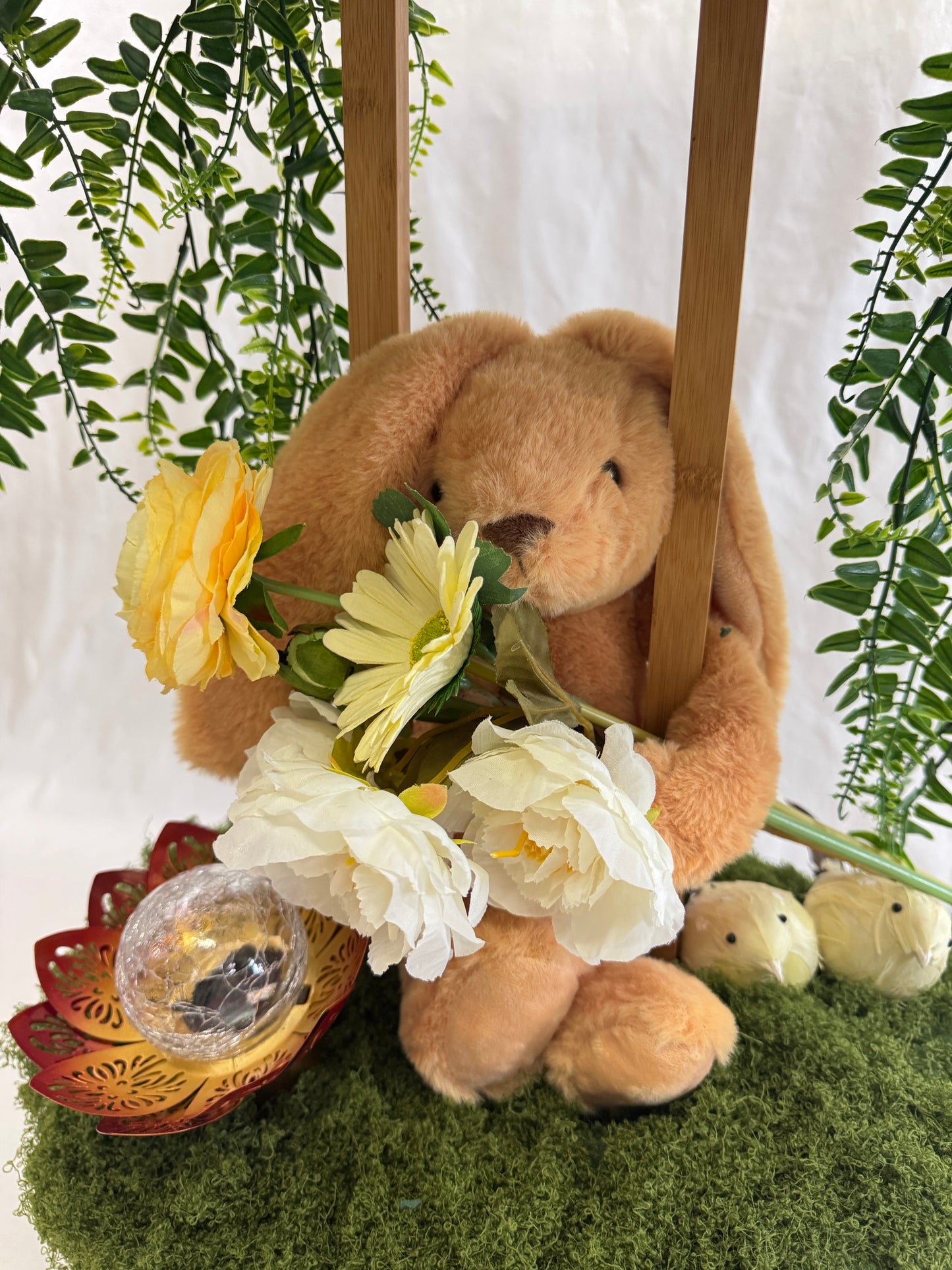 Knuffelkonijn in bloemstuk