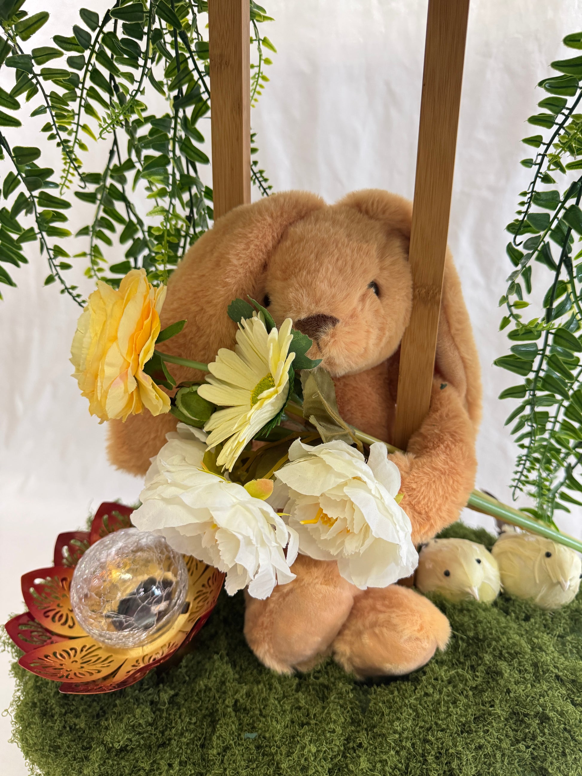 Knuffelkonijn in bloemstuk