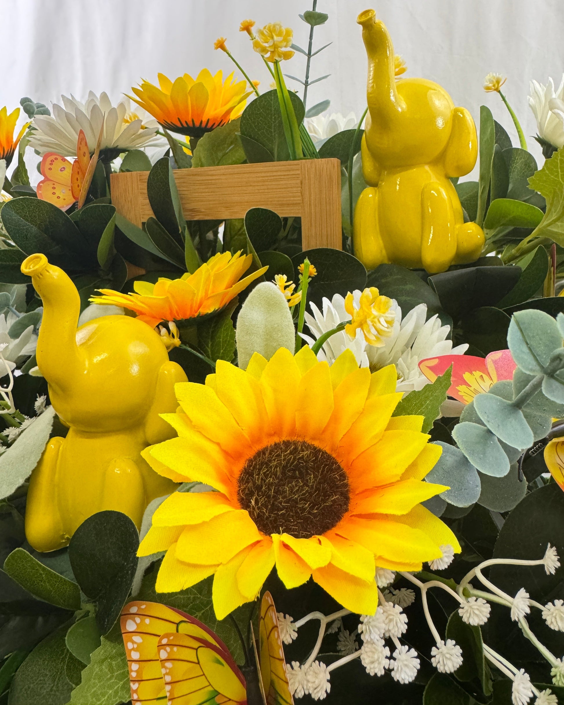 Olifantjes in bloemstuk met zonnebloemen