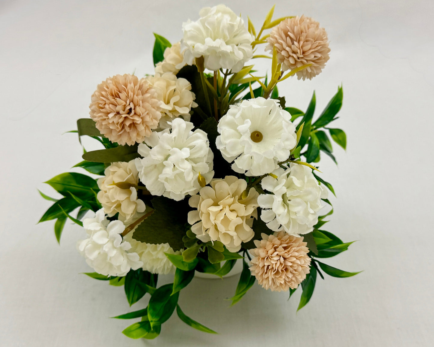 Mini rouwboeket van witte en beige bloemen