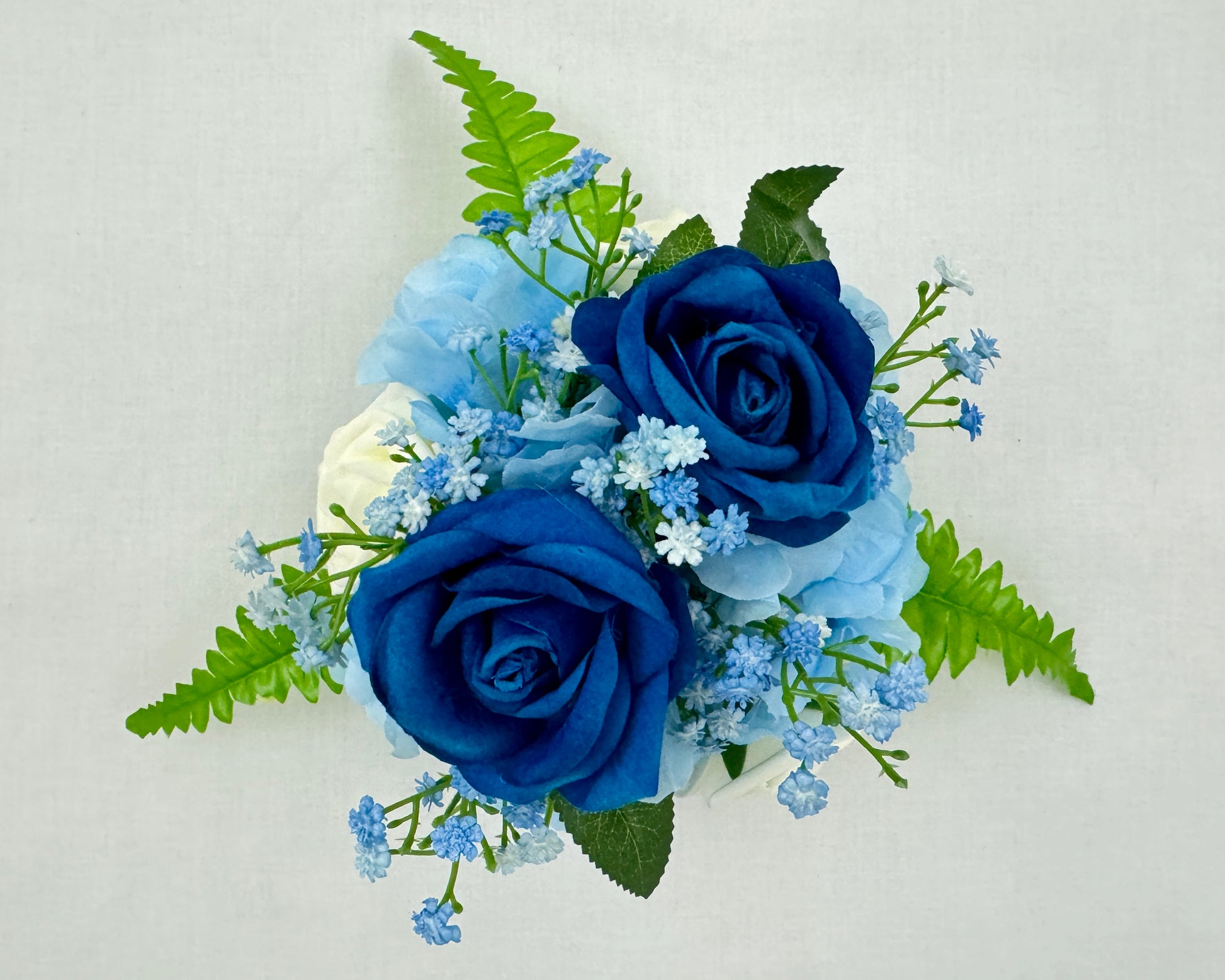 Mini rouwboeket blauw van boven gezien