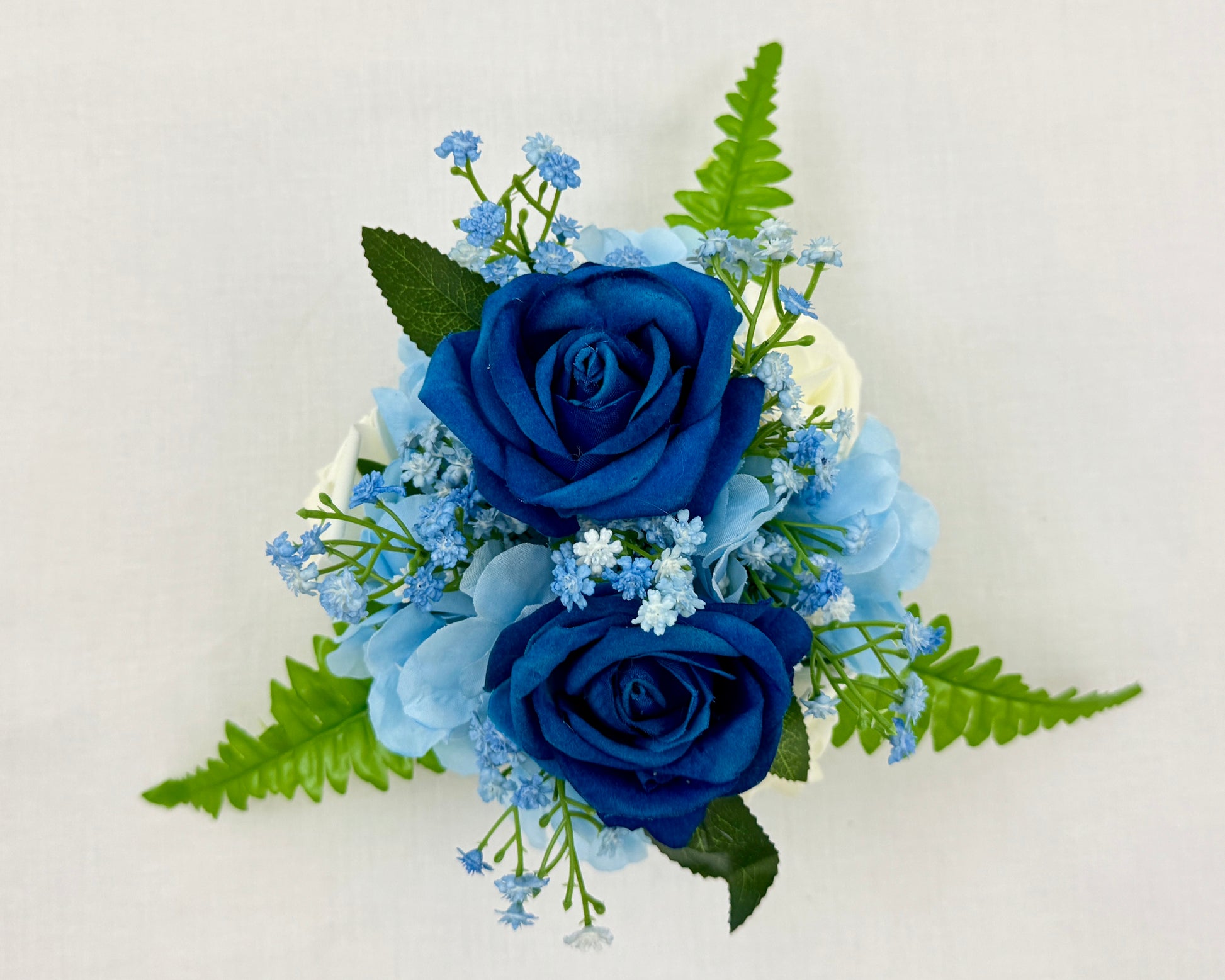 Mini rouwboeket blauw van boven gezien