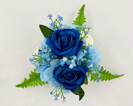 Mini rouwboeket blauw van boven gezien