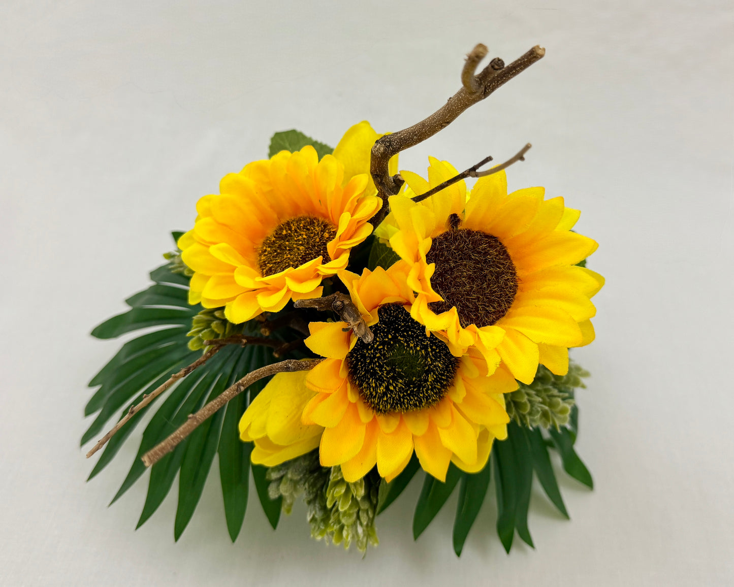 Mini rouwboeket met zonnebloemen en takje
