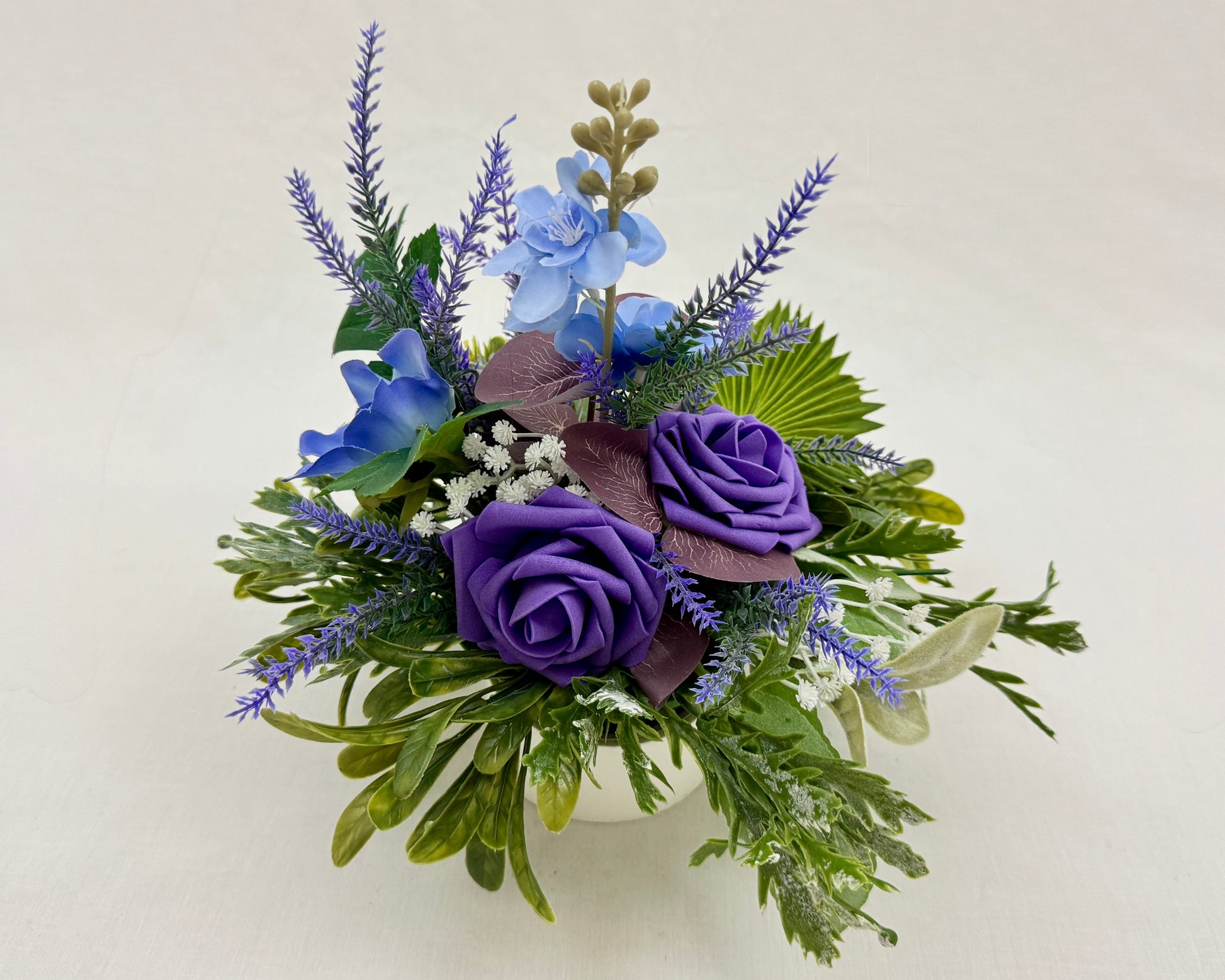 miniboeket met paarse rozen