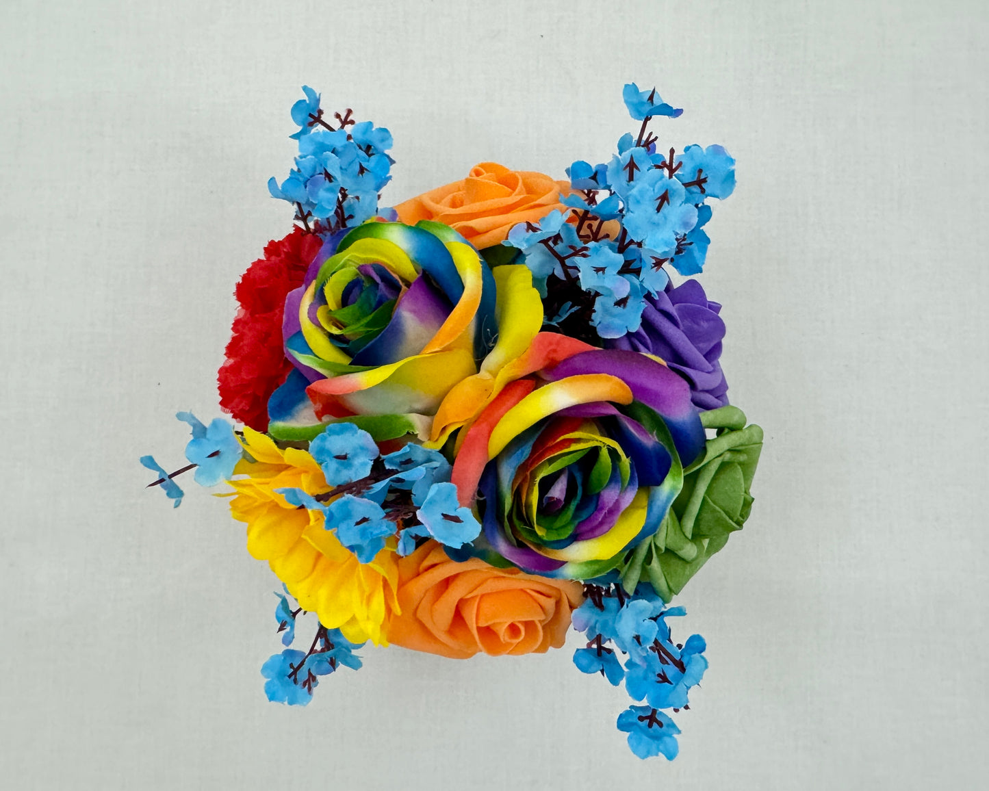 mini rouwboeket van gekleurde rozen van boven gezien