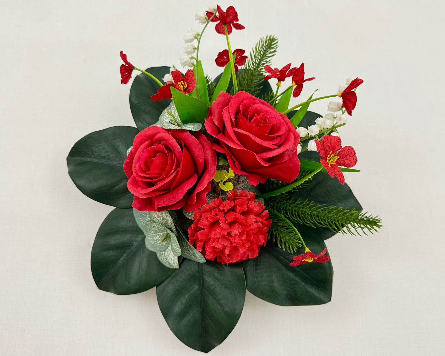 mini rouwboeket met rode rozen van boven gezien