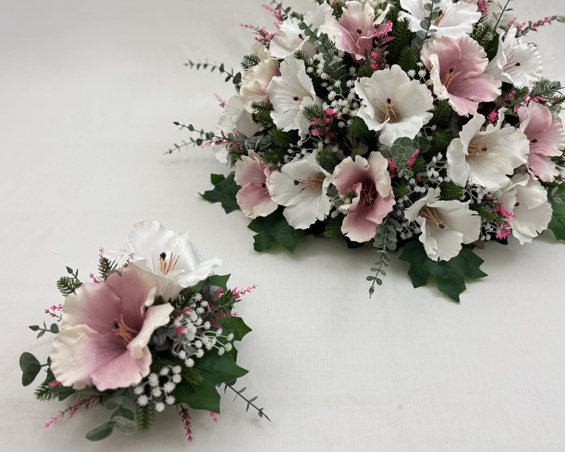 Mini-boeket roze wit met lelies horend bij een grotere biedermeier met dezelfde bloemen