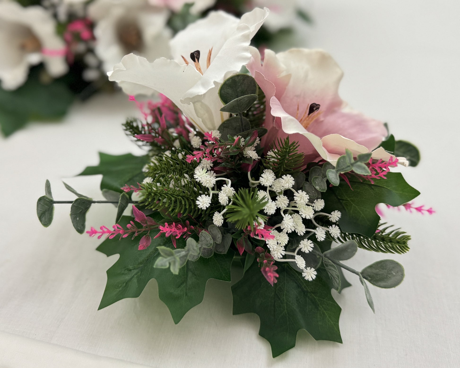 Close-up van een mini-boeket roze wit met lelies