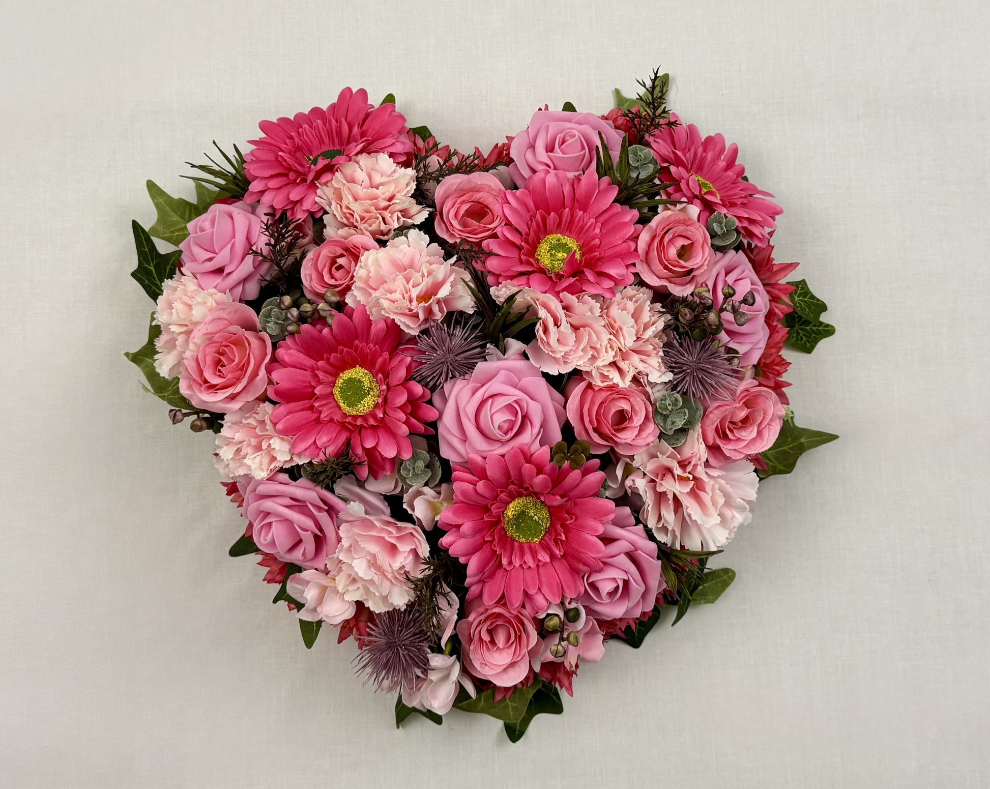 rouwhart van roze bloemen