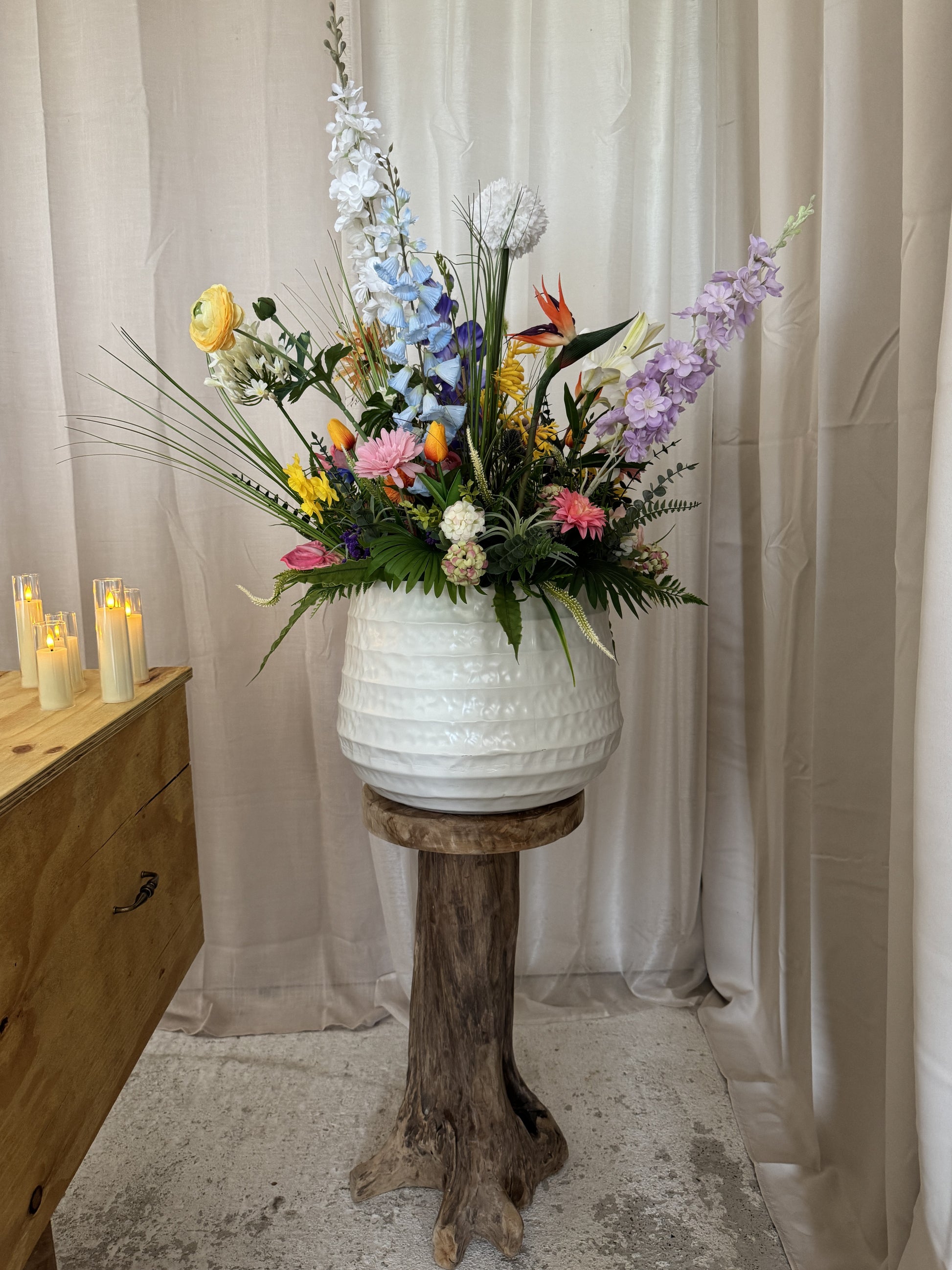 Veldboeket op krukje naast grafkist